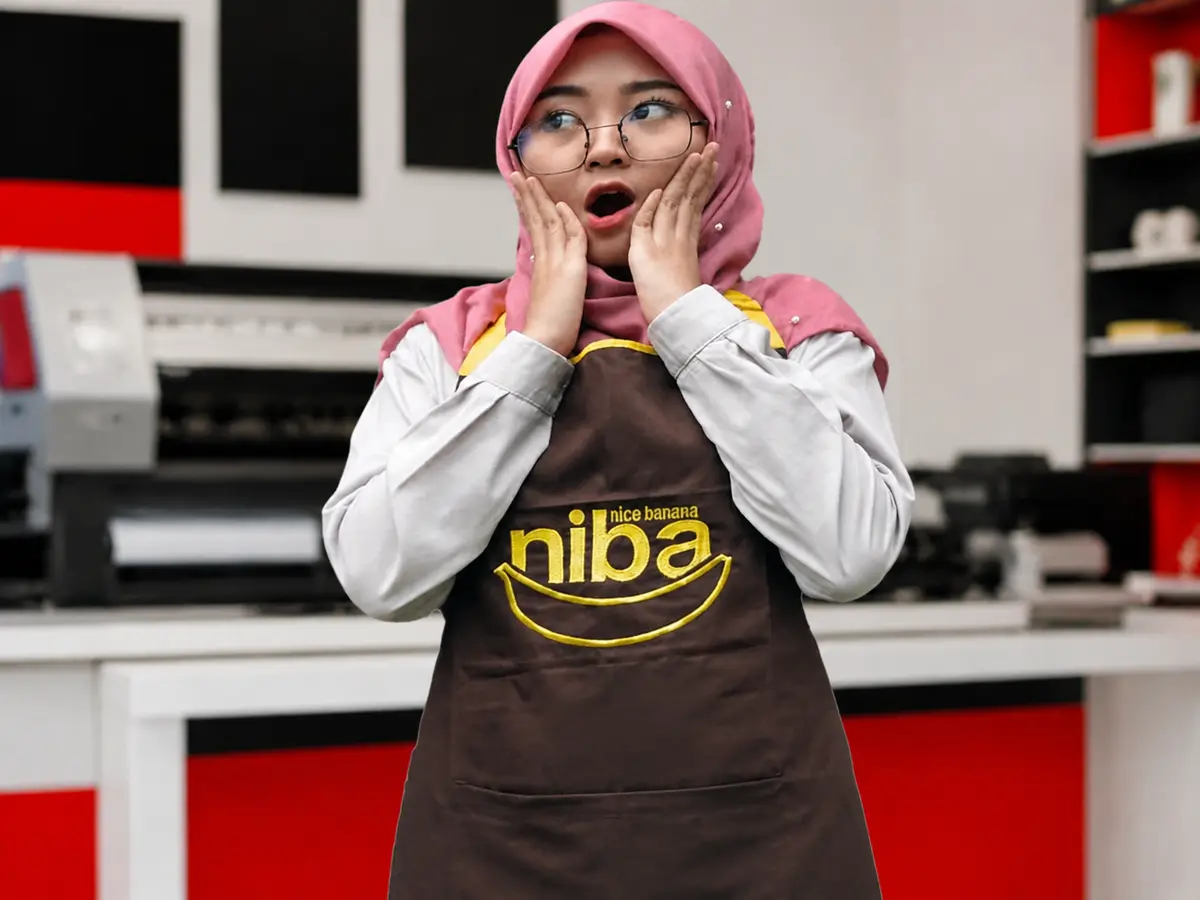 Contoh apron custom My Sticker Empire; video dibuka di TikTok